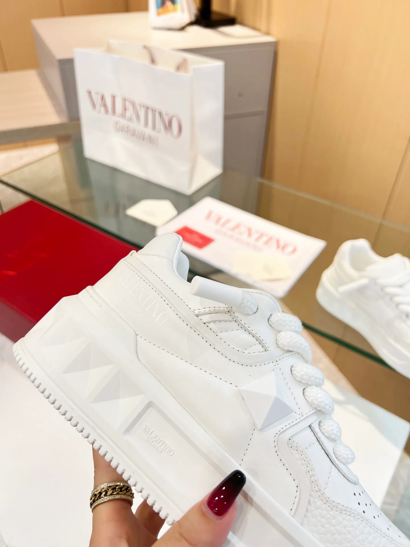 👟👟Ex-factory price 640👟👟 𝑽𝒂𝒍𝒆𝒏𝒕𝒊𝒏𝒐Valentino 𝑶𝒏𝒆𝑺𝒕𝒖𝒅 Couple sneaker series Valentino 2023 new couple sneakers are on sale. The original Z👟👟 was purchased and dismantled at the ex-factory price. Repeated pattern making and modifications. We strive to restore it one to one! Top luxury masterpiece. Signature rivet design. Soft and comfortable genuine sheepskin brings excellent and elegant texture and excellent on-foot comfort. Top purchasing version upper: imported calfskin surface/original oil edge craftsmanship. Lining: water-dyed cowhide lining. Outsole: original development 𝐓𝐏𝐔 two-color combination outsole. Packaging: original configuration complete package. Code number: 34-𝟒𝟓